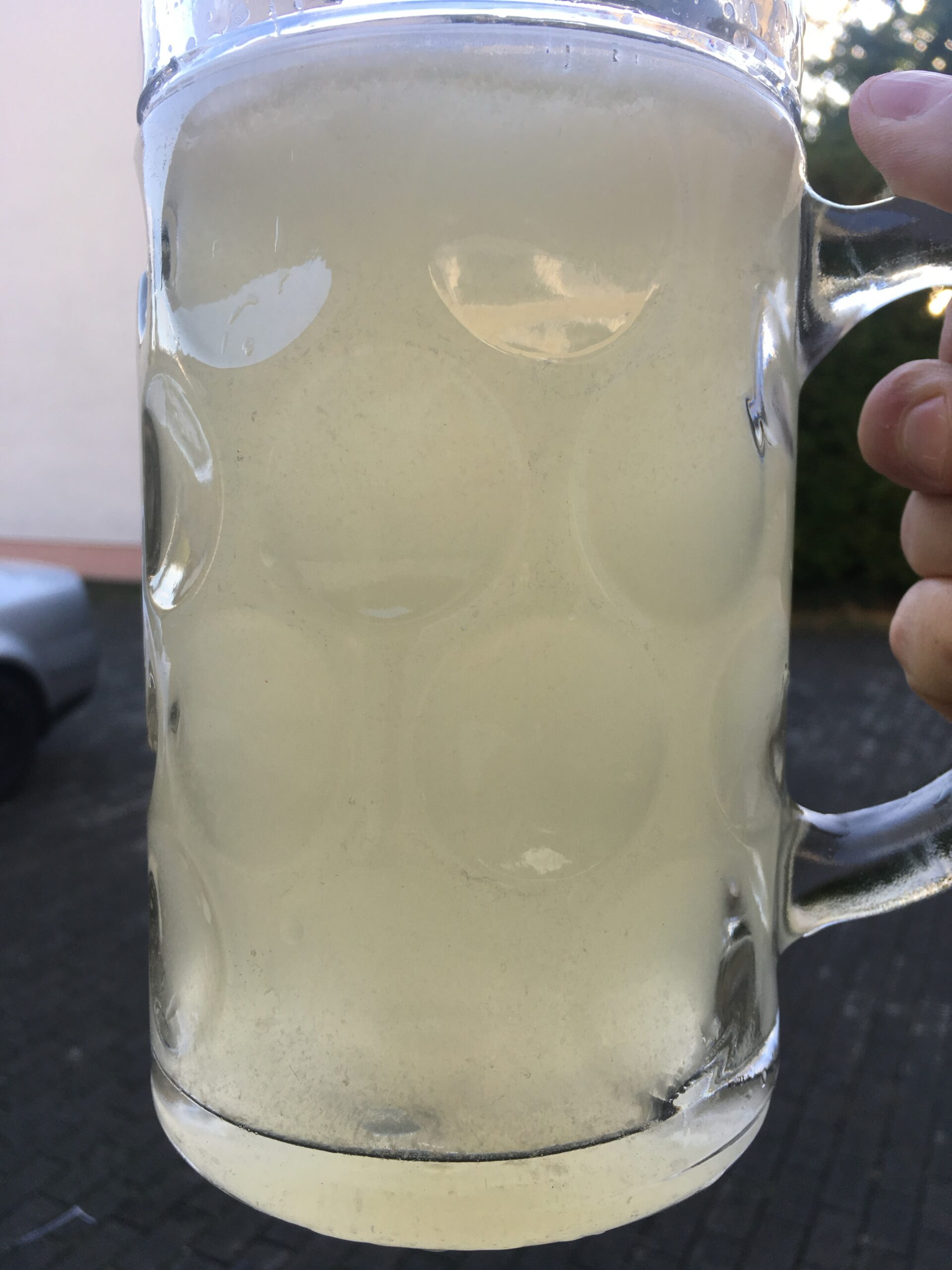 Spülwasser einer Bierleitung ohne, milchig-trüb