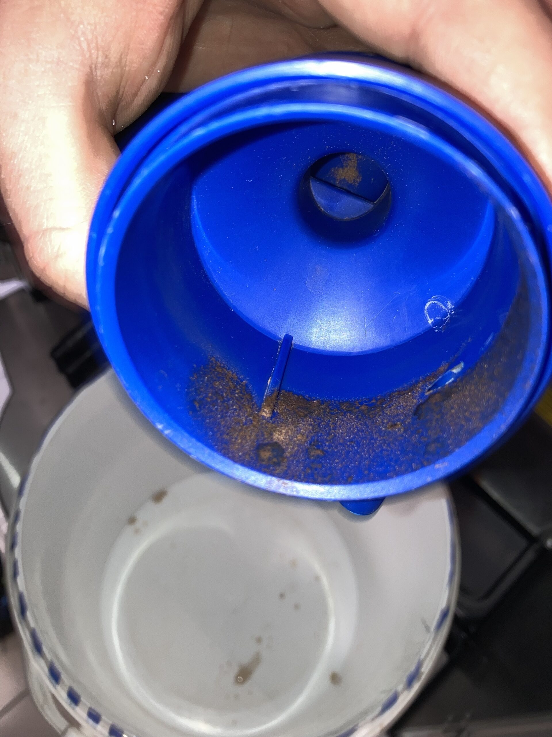 Mischbecher mit, nur einzelne Krümel
